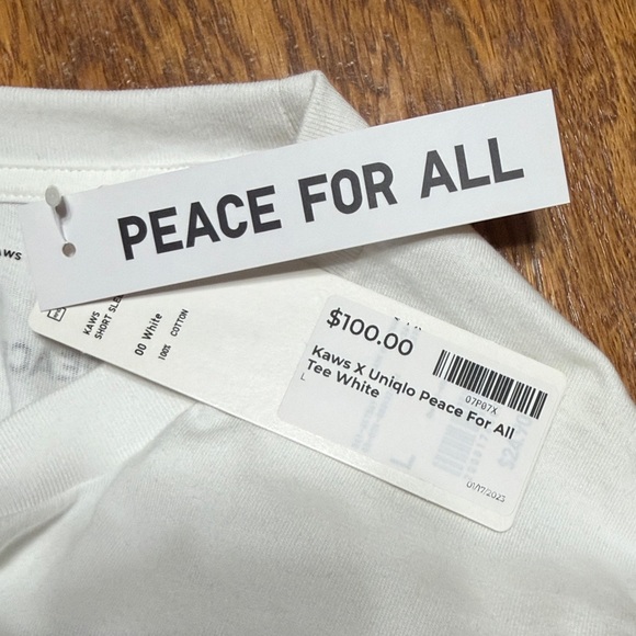Kaws X Uniqlo UT graphic  peace for all white tee shirt size large - Picture 7 of 7